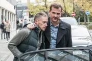 Maximilian Murnau (Christoph Schechinger, r.) hat Joscha Sattler (Kai Malina, l.) erwischt. Er hat Murnau beobachtet und sich dadurch verdächtig gemacht.