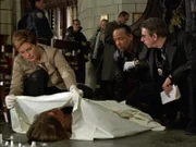 Benson (Mariska Hargitay, li.), Fin (Ice-T, mi.) und Munch (Richard Belzer, re.) sehen sich die Leiche an. Vielleicht entdecken sie einen Hinweis auf den M^rder...