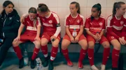Chayenne tröstet Pauline. Die Mannschaft steht zusammen, auch wenn es mal nicht gut läuft.