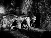 Ohne Urteil wird Kapitän Edmond Dantès (Pierre Richard-Willm) im berüchtigten Gefängnis Chateau d'If eingekerkert.