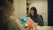Diese Inhaftierte ist noch schulpflichtig. 15 Stunden in der Woche hat sie Unterricht. Die Lehrkräfte kommen von Schulen außerhalb der JVA.