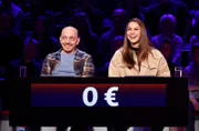 Rateteam-Kapitän Bernhard Hoëcker (l.) und die Fußballspielerin Lena Oberdorf (r.) bilden ein Rateteam.