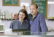 Fischhändler Biesen (Peter Heinrich Brix) und seine Frau Margit (Marie Rönnebeck) freuen sich über Ehrenbergs Besuch.