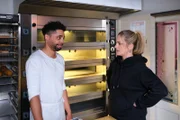 Theo (Julius Dombrink) lehnt Cecilias (Carina Koller) Angebot ab, die Lüge aufzuklären.