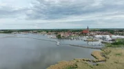 Im Schlamm des Barther Boddens, der Lagune zwischen der Halbinsel Zingst und der Kleinstadt Barth im Landkreis Vorpommern-Rügen, vermuten Forscher die sagenumwobene Handelsstadt Vineta.