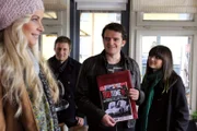 Flori freut sich total über sein Wichtelgeschenk von der hübschen Blondine. Von links: Ludwig (Martin Wenzl), Florian Brunner (Tommy Schwimmer) und Nina Kreutzer (Andrea Schmitt).