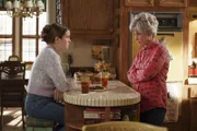 Missy Cooper (Raegan Revord, l.); Connie "Meemaw" Tucker (Annie Potts, r.)