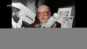 Moderator Ernst von Khuon erklärt anhand eines Astronauten-Modells die Funktionsweise eines Raumanzugs, wie man sie sich 1954 vorstellte.
