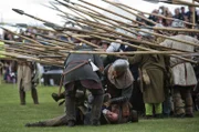 Teilnehmer, die als schottische Soldaten gekleidet sind, nehmen an einer Schlachtszene bei Bannockburn Live in Bannockburn, Stirlingshire, teil. Mit der Nachstellung wurde der 700. Jahrestag der Schlacht von Bannockburn begangen, in der die schottische Armee unter Robert the Bruce die englische Armee von Edward II. besiegte. Die Veranstaltung fand im Rahmen des schottischen Jahres der Heimkehr statt und war mit 10 000 Zuschauern ausverkauft.