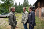Die Ermittler Finn Kiesewetter (Sven Martinek, M.) und Lars Englen (Ingo Naujoks, r.) befragen Bernd Harms (Martin Gruber, l.), den Freund von Sarah Lehmann.