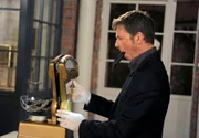 ARD ROTE ROSEN FOLGE 1309, Vincent (Stefan Feddersen-Clausen) manipuliert die Waage in Susanns Teekontor.