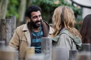 Billy (Adeel Akhtar) heitert Miri (Daisy Haggard) auf.