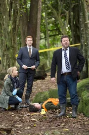 Ein Jagdausflug mit tödlichem Ausgang: Detective Shepherd (Neill Rea, re.), Kristin Sims (Fern Sutherland, li.) und Breen (Nic Simpson) übernehmen die Ermittlungen. Auf dem Waldboden liegt die Leiche von Hayden (Francis Mountjoy).