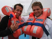 Willi Weitzel (links) und Jörg mit Rettungsweste auf dem Fährschiff Mecklenburg-Vorpommern, das auf der Ostsee in Richtung Schweden unterwegs ist.