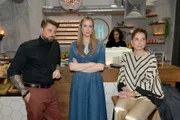 John (Felix von Jascheroff), Jessica (Nina Ensmann, M.) und Nina (Maria Wedig) sind gespannt, was passiert ist.