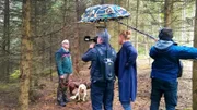 Forstinspektor Jürgen Holz in einer toten Fichten-Monokultur - mit Kamerateam