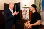 Leon (rechts, Joel Akgün) macht Hubert (Bernhard Ulrich) klar, dass es mit ihm nichts zu tun haben will.