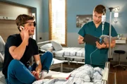 Mikko Rantala (Luan Gummich, r.) beäugt seinen Patienten Marvin Kortmann (Tim Lanzinger, l.) während eines ungewöhnlichen Telefonats.