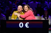 Rateteam-Kapitän Bernhard Hoëcker (l.) und die Schauspielerin Rebecca Immanuel (r.) bilden ein Rateteam.