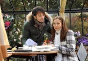 Robert (Lorenzo Patané, l.) bietet Eva (Uta Kargel, r.) an, sich um die Vertragsverhandlungen für ihr Buch zu kümmern.
