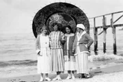 Strandleben in Sellin um 1930. Der Fotograf Hans Knospe lichtet mehr als 80 Jahre lang Urlauber an Rügens Stränden ab.