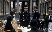 "Agatha Christie's Poirot", "Die Pralinenschachtel." Poirot kehrt nach über 20 Jahren wieder in seine Heimatstadt Brüssel zurück, um Chief Inspector Japp bei einer Würdigung seiner Arbeit durch die belgische Polizei zur Seite zu stehen. Dabei trifft er auf alte Bekannte, und die Sprache kommt auf einen Fall, den Poirot nicht lösen konnte. Er sollte damals auf Bitten einer reizenden Dame aufklären, ob der belgische Minister Paul Deroulard eines natürlichen Todes gestorben ist oder ermordet wurde. Jetzt, Jahre nach dem Ereignis, ist für Poirot der Zeitpunkt gekommen, die Wahrheit aufzudecken und seine Reputation zu retten. Mit der Episode "Die Pralinenschachtel" unternimmt die Serie einen Sprung in Hercule Poirots Vergangenheit, und zwar in die Jahre vor dem 1. Weltkrieg. Poirot ist hier das erste Mal als Privatdetektiv tätig. Für die Ermittlungen hat er sich Urlaub von seinem Polizeidienst genommen und versucht nun auf eigene Faust, den Tod des belgischen Ministers Paul Deroulard zu klären, der offiziell zu den Akten gelegt wurde, da man von einer natürlichen Todesursache ausgeht. Poirots beruflicher Ehrgeiz wird durch die zauberhafte Virginie Mesnard geweckt, die glaubt, dass Deroulard ermordet wurde. Sie wiederum ist so begeistert von Poirots Einsatz, dass sie ihm die Brosche in Vasenform schenkt, die er fortan immer trägt.Im Bild (v.li.): Anna Chancellor (Virginie Mesnard), David Suchet (Hercule Poirot), Jonathan Hackett (Claude Chantalier).