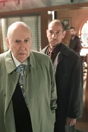 Harry (Carl Reiner) täuscht seinen Tod vor. Er will damit einer Horde Kubaner entfliehen, die er um 100.000 Dollar betrogen hat. Kann ihm sein Sohn, Dr. Garret (Miguel Ferrer), helfen?