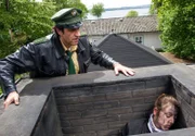 Staller (Helmfried von Lüttichau, links) findet im Kamin von Frau Inninger, die tote Kaminkehrer-Auszubildende Lena (Komparsin).