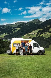 "Tietjen campt – der Roadtrip" geht weiter: dieses Mal vom malerischen Bodensee bis zum traumhaften Gardasee. Mit dabei: Comedy-Legende Ingolf Lück, "No Angels"-Sängerin Lucy Diakovska, Comedian und Dialekte-Profi Lukas Staier alias Cossu, Schauspielerin und Kabarettistin Gisa Flake, Schauspieler Oliver Mommsen und Moderatorin und Influencerin Lola Weippert.