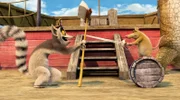 Captain Ethan (re.) hält King Julien auf seinem Schiff gefangen.