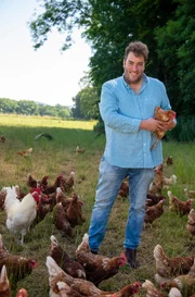 Hühner, Rinder, Schweine und Felder mit Ackerbau - wenn Kinder einen Bauernhof malen würden, könnte er aussehen, wie der Biohof Wiehenglück in Hüllhorst. Gastgeber Eyke Pahmeyer ist Bauer aus Leidenschaft.