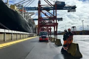 Die Hamburg Linesmen machen die großen Schiffe fest.