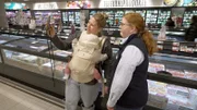 Social-Media-Profi Gina (li.) nimmt mit Tanja das Kühlregal ins Visier.