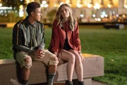 Cisco (Tyler Layton-Olson, l.); Claire Wilkes (Anja Savcic, r.)