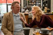 Als Scott (Brendan Gleeson) über ein homosexuelles Paar am Nachbartisch redet, tappt er mit seinen Ansichten über Männlichkeit bei seiner Noch-Frau Ellen (Patricia Clarkson) ins Fettnäpfchen.