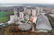 Das Zementwerk von Höver arbeitet 24 Stunden am Tag und fast über das ganze Jahr. Es ist einer der ältesten Standorte der Zementproduktion in Norddeutschland.