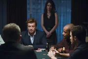Ein Mordfall in dem Lisbon (Robin Tunney, 3.v.r.) und Jane (Simon Baker, 2.v.l.) ermitteln wird für Lisbon besonders interessant und gleichzeitig hochpersönlich, als sie erfährt, dass ihr Bruder Jimmy als Hauptaugenzeuge für die Ermittlungen gesucht wird ...