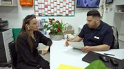 Allesia beim Gespräch mit Marktleiter Metin