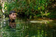 Dan im Fluss auf der Suche nach Anacondas