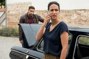 Matteo (Mike Adler, l.) und Leyla Sherbaz (Sanam Afrashteh, r.) sind auf dem Weg zur Arbeit mit dem Auto liegengeblieben.