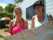 Carola (r.) und Nicki bereiten sich auf ihren Urlaub in Italien vor. Das Ziel: Eine riesige Camping-Anlage vor den Toren Venedigs.