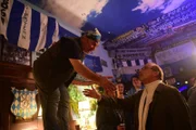 Gisbert (Sigi Zimmerschied, l.) ist ein Urgestein aus Giesing, ein Seher, etwas verrückt.  Doch Kommissar Schaller (Alexander Held, r.) kommt bestens mit dem möglichen Zeugen aus. Er weiß ihn zu verhören.
