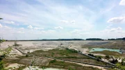 Über kilometerlange Förderbänder wird der abgebaute Kalkmergel aus der Grube von Höver in das nahegelegene Zementwerk transportiert.