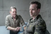 Oskar von Stetten (Florian Bartholomäi, r.) ist dran, da er Drogen produziert und verkauft. Paul Böhmer (Jürgen Tonkel, l.) versucht, noch mehr aus ihm heraus zu bekommen.