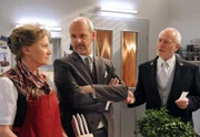 ARD STURM DER LIEBE FOLGE 1283, am Montag um 15:10 Uhr im ERSTEN. Alfons (Sepp Schauer, r.) und Götz (Andreas Borcherding, M.) fragen sich, warum die kranke Hildegard (Antje Hagen, l.) nicht das Bett hütet.