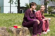 Julia (Mirka Pigulla, r.) kann nicht glauben, dass Clara sich gegen ihr Kind und für eine Spende entscheidet; Theresa (Katharina Nesytowa, l.) dagegen schon.