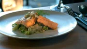 Konfierter Lachs mit Endiviengemüse.