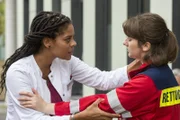 Vivienne Kling (Jane Chirwa, l.); Franzi Ringlein (Anuschka Tochtermann, r.)