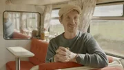 Michèl ist stolz auf seinen Café-Bus, den er selbst ausgebaut hat - Sein Bus ist auch sein Zuhause.