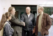 Yasmin (Burcu Dal, l.) und Gregor Ehrenberg (Dieter Pfaff, 2.v.l.) treffen auf dem Fischmarkt Fischhändler Kurt Biesen (Peter Heinrich Brix, r.) und Gemüsehändler Gerd Wohlfahrt (Hans Martin Stier, 2.v.r.). Zwischen den Freunden herrscht dicke Luft.